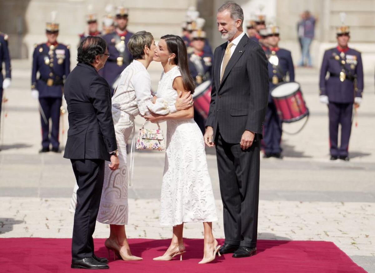 Los looks similares de la reina Letizia de España y la primera dama de Colombia, Verónica Alcocer