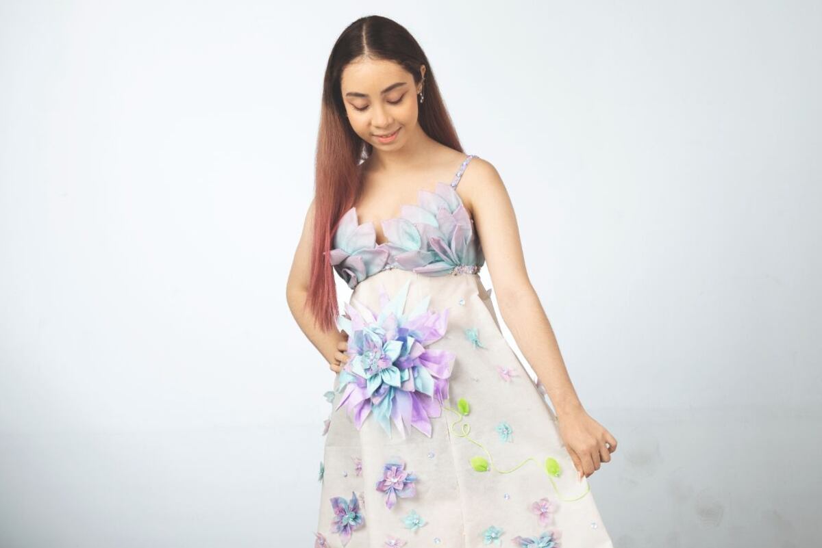 El vestido de flores, inspirado en BTS, hecho con cientos de cubrebocas