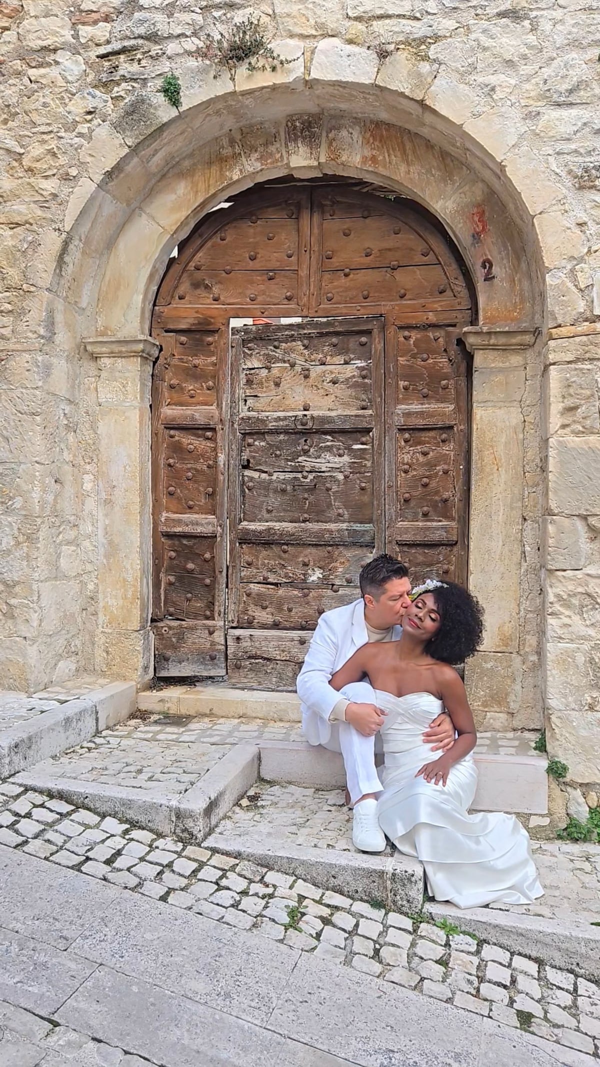 La actriz Miroslava Morales celebra su cuarto aniversario de bodas en Abruzo, Italia