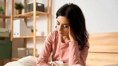 Por qué más mujeres sufren ataques de migraña que los hombres (y qué puede ayudar a calmar el dolor)