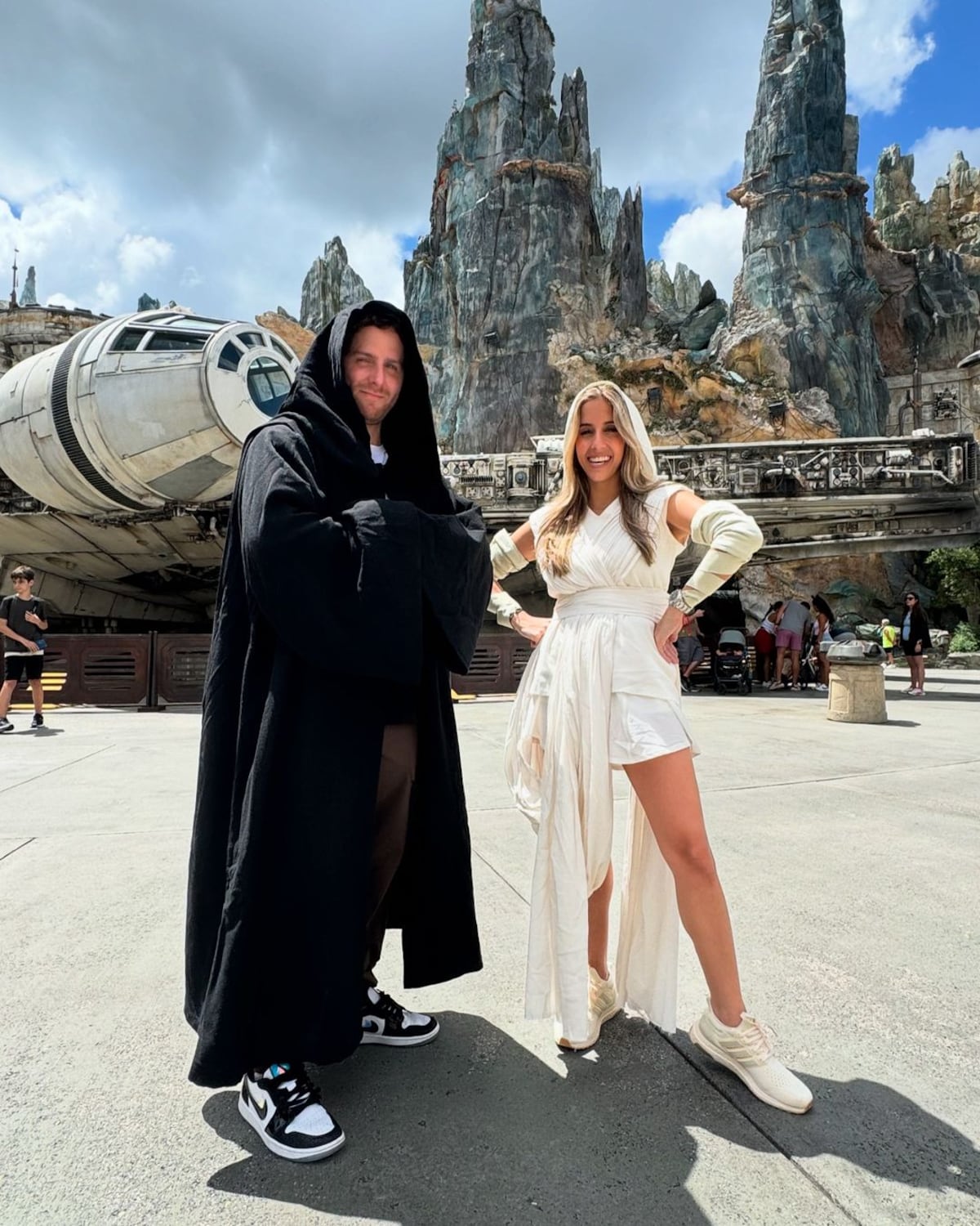 El alcalde Mayer Mizrachi y Valeria Mangravita, juntos de paseo en Orlando