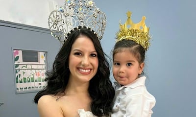 La ex reina de belleza, Virginia Hernández, comparte foto con su corona durante actividad escolar de su hija