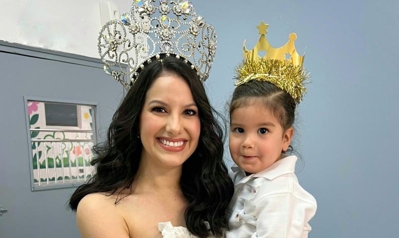 La ex reina de belleza, Virginia Hernández, comparte foto con su corona durante actividad escolar de su hija
