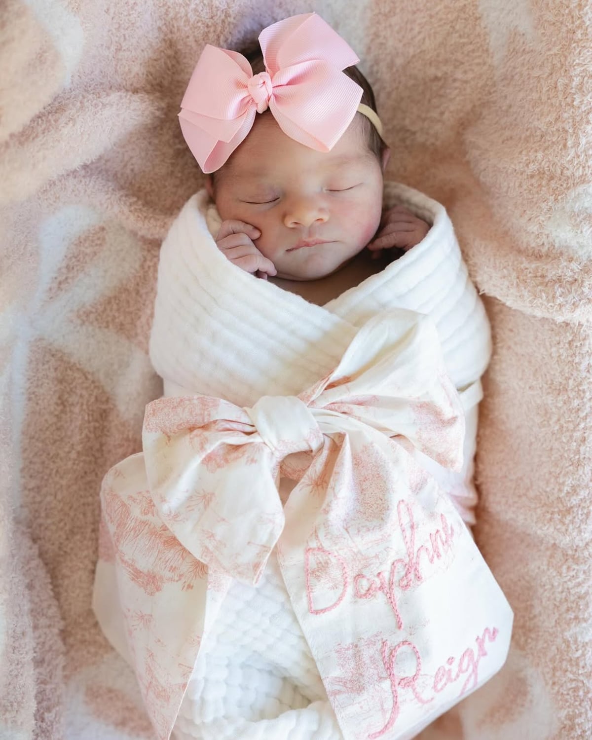 Miss Universo 2017, Demi-Leigh Nel-Peters, celebra la llegada de su hija Daphne Reign Tebow