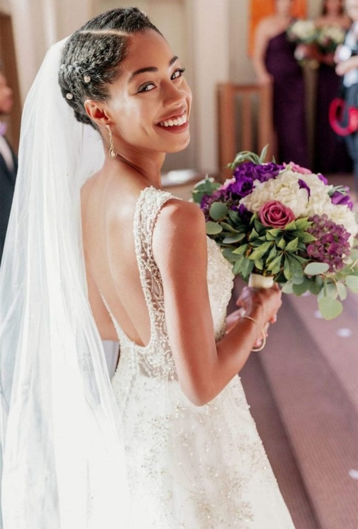 Al altar con rizos y velo