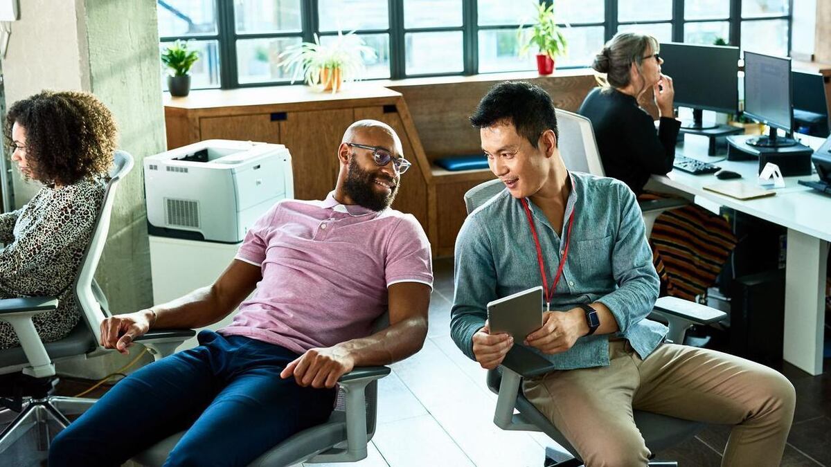 “El chisme está presente en todos nosotros y en cada cultura”: por qué los seres humanos chismeamos según expertos en evolución