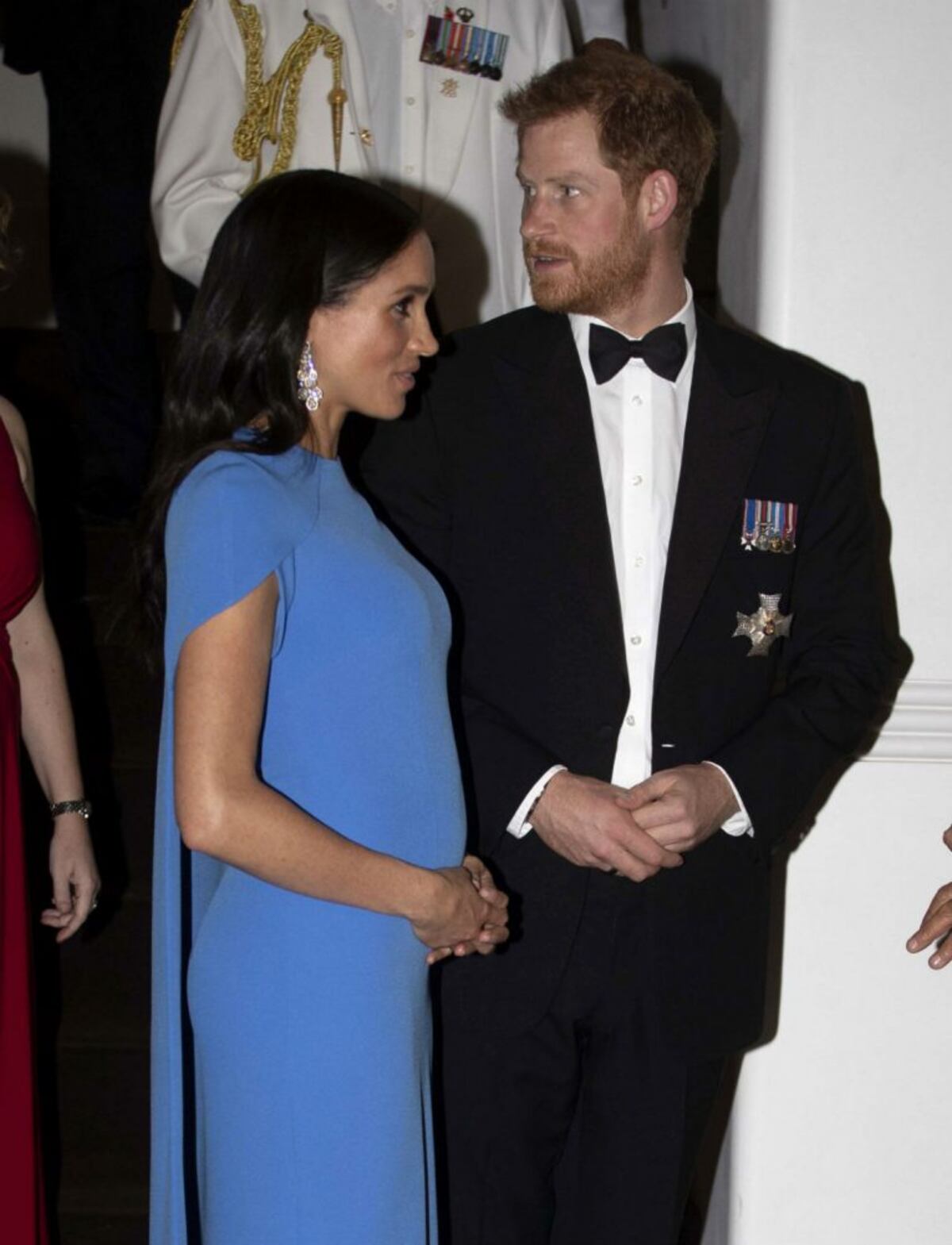 Las tiernas imágenes de la duquesa Meghan mostrando su embarazo