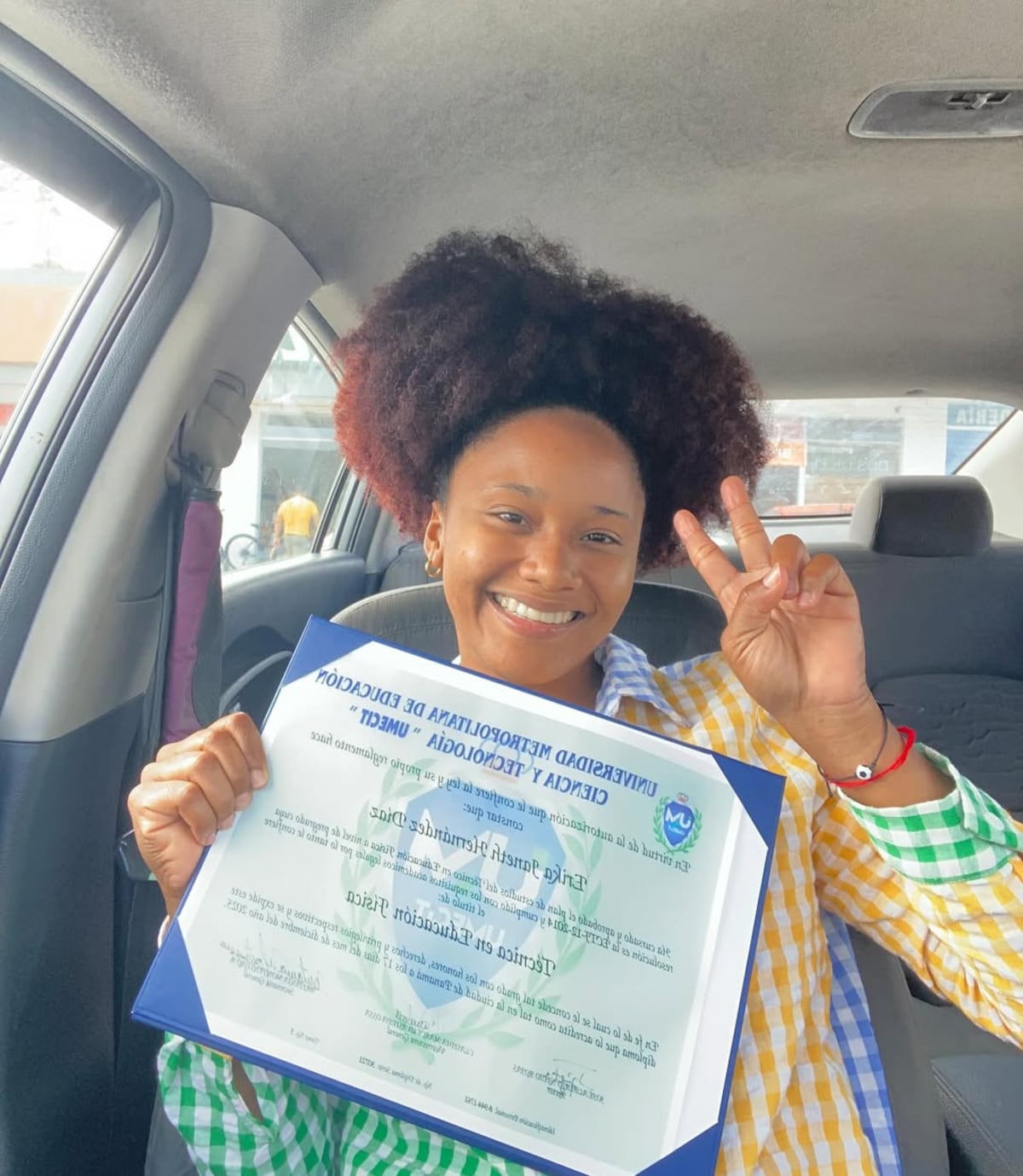 La futbolista panameña Erika Hernández celebra su título universitario en Educación Física