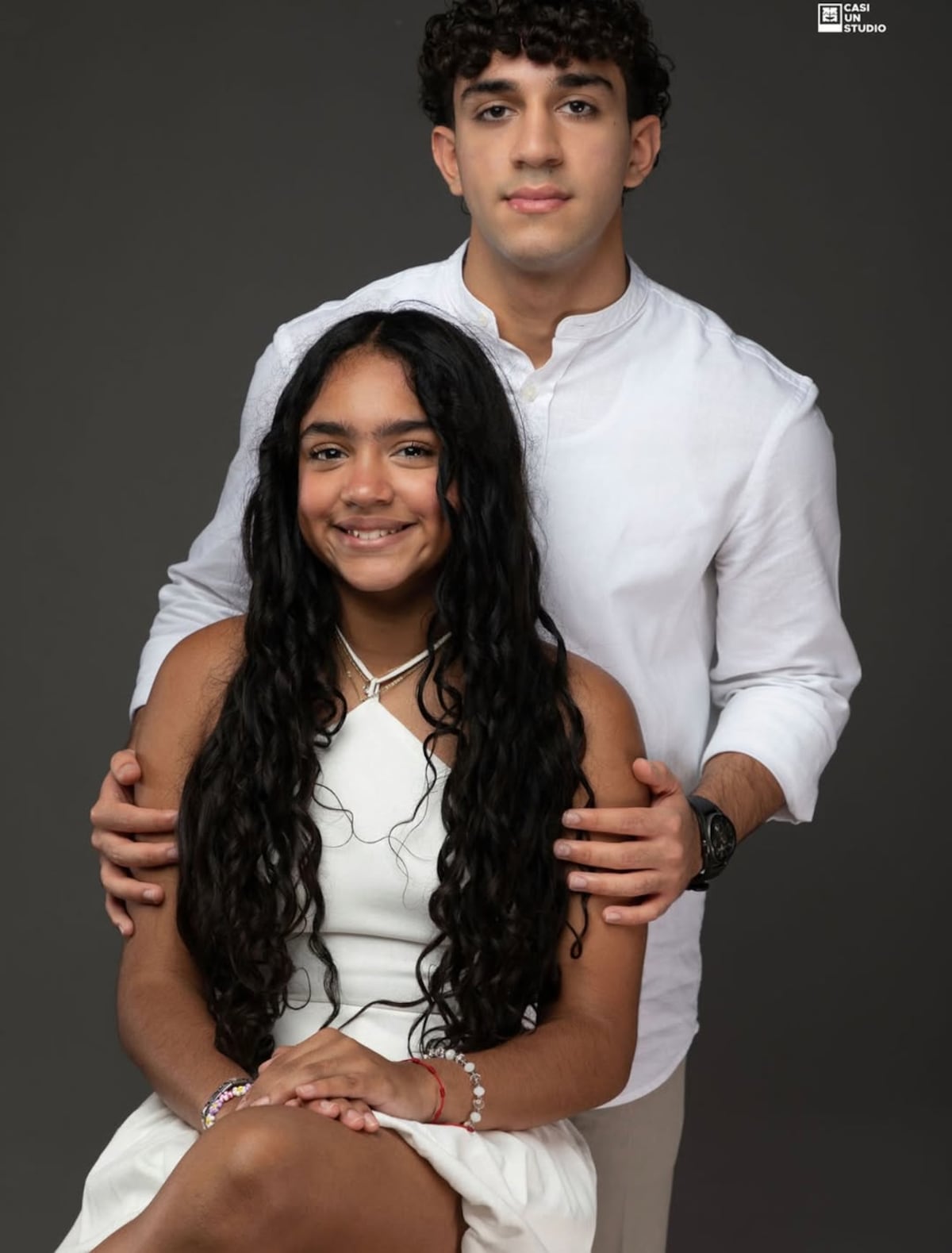 Sandra Sandoval celebra la graduación de sus dos hijos