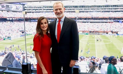 La reina Letizia de España luce su icónico vestido rojo de Adolfo Domínguez para la final del Mundial 2026