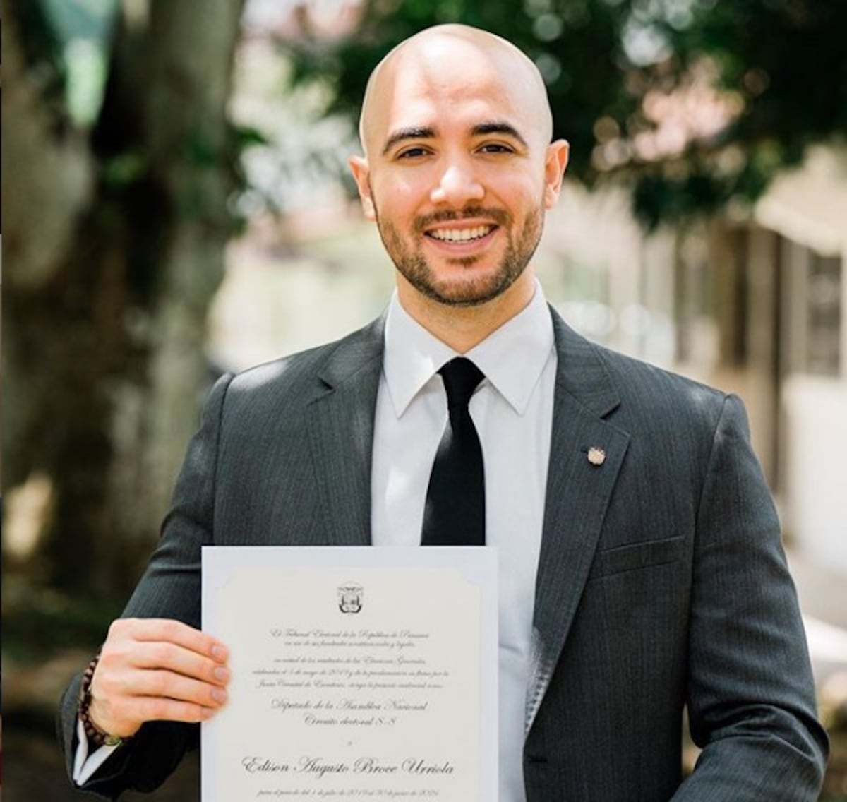 El ex diputado Edison Broce presenta a su novia en redes sociales