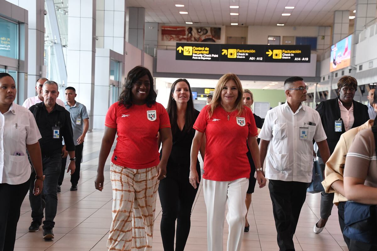Con la camiseta puesta, Maricel de Mulino y Lucy Molinar reciben en Tocumen a la Selección de Panamá