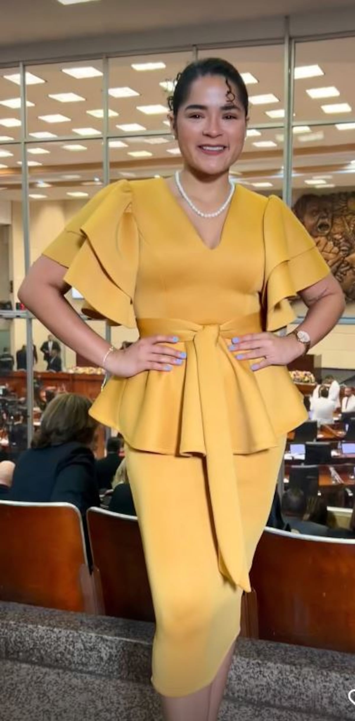 La alcaldesa Irma Hernández sorprendió con este vestido mostaza en la instalación del nuevo periodo de la Asamblea Nacional 
