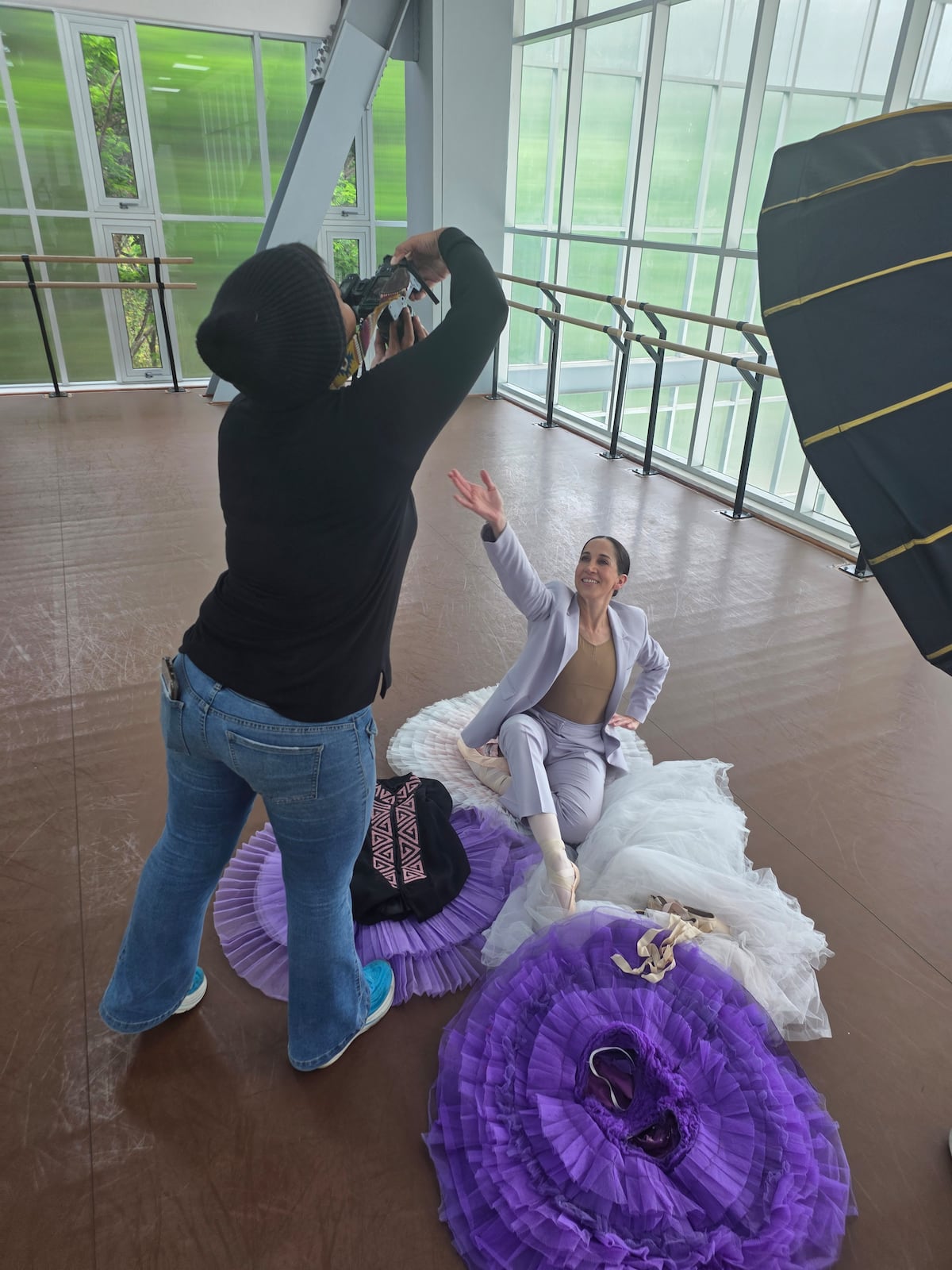 Tras cámara de la sesión de portada de ELLAS con Maruja Herrera, ministra de Cultura 