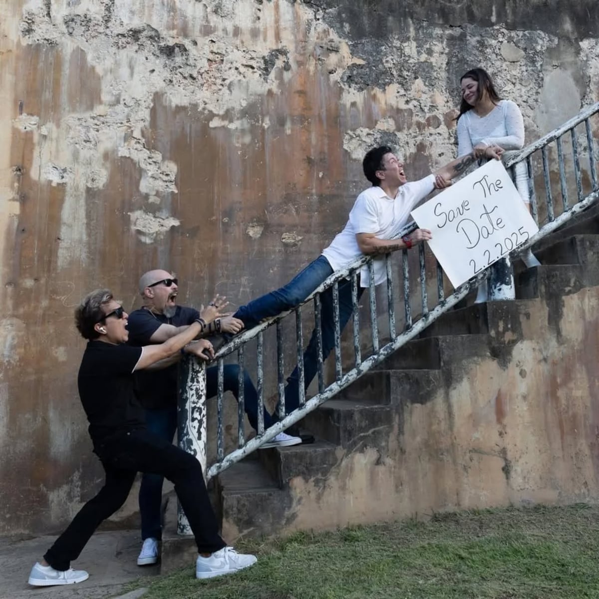 El cantante Emilio Regueira y Aislinn Hartmann celebran su boda civil