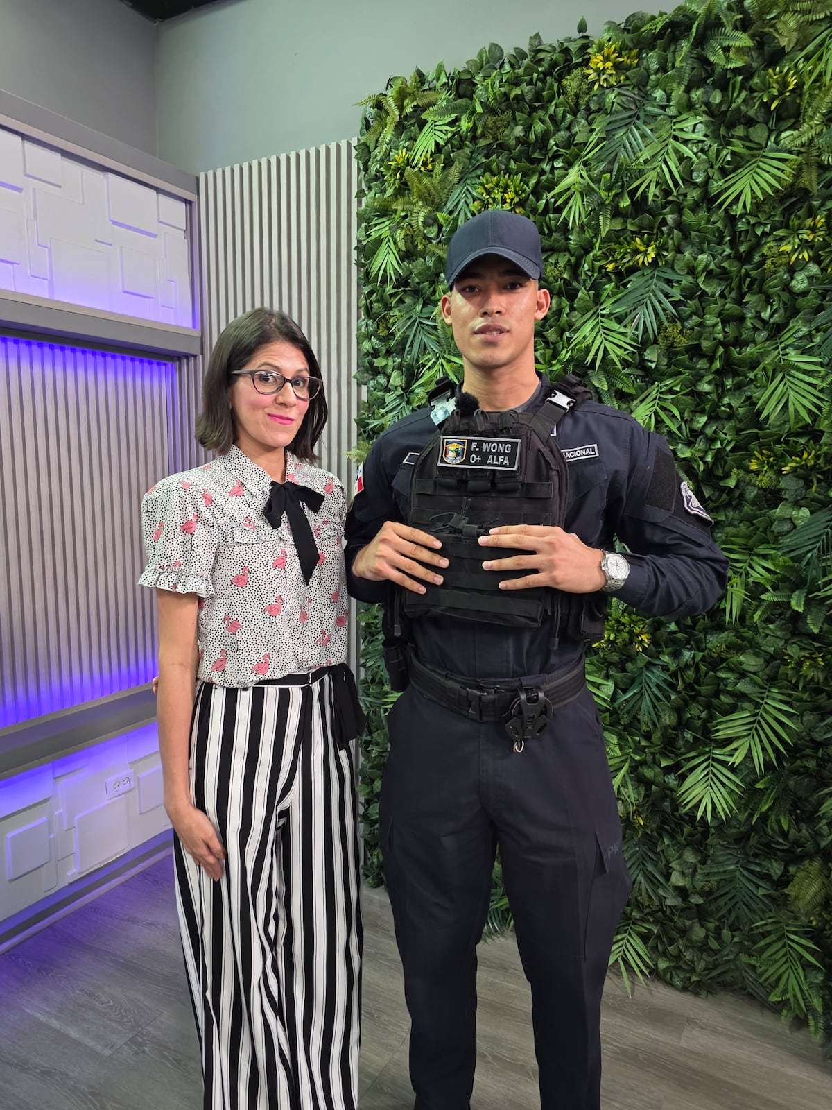 FOTOS: Así recibimos al agente F. Wong de la Policía Nacional en los estudios de ELLAS