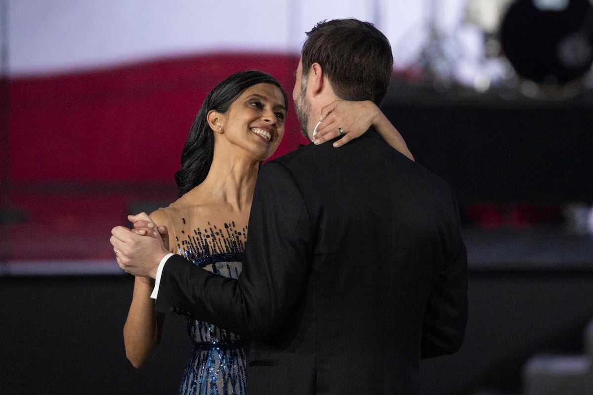 De azul degradado y con lentejuelas, Usha Vance en el baile inaugural de su esposo como vicepresidente de Estados Unidos