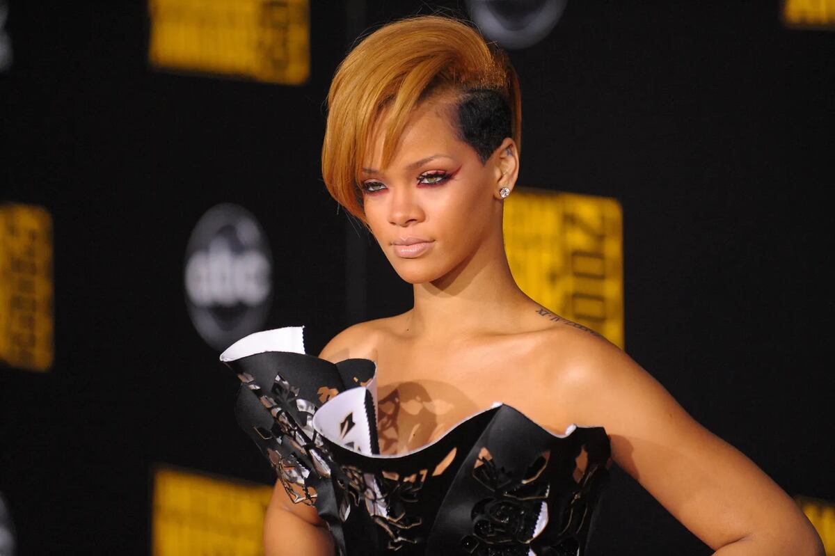 Rulitos cortos y dorados: Rihanna luce su cabello natural en el lanzamiento de Fenty Hair