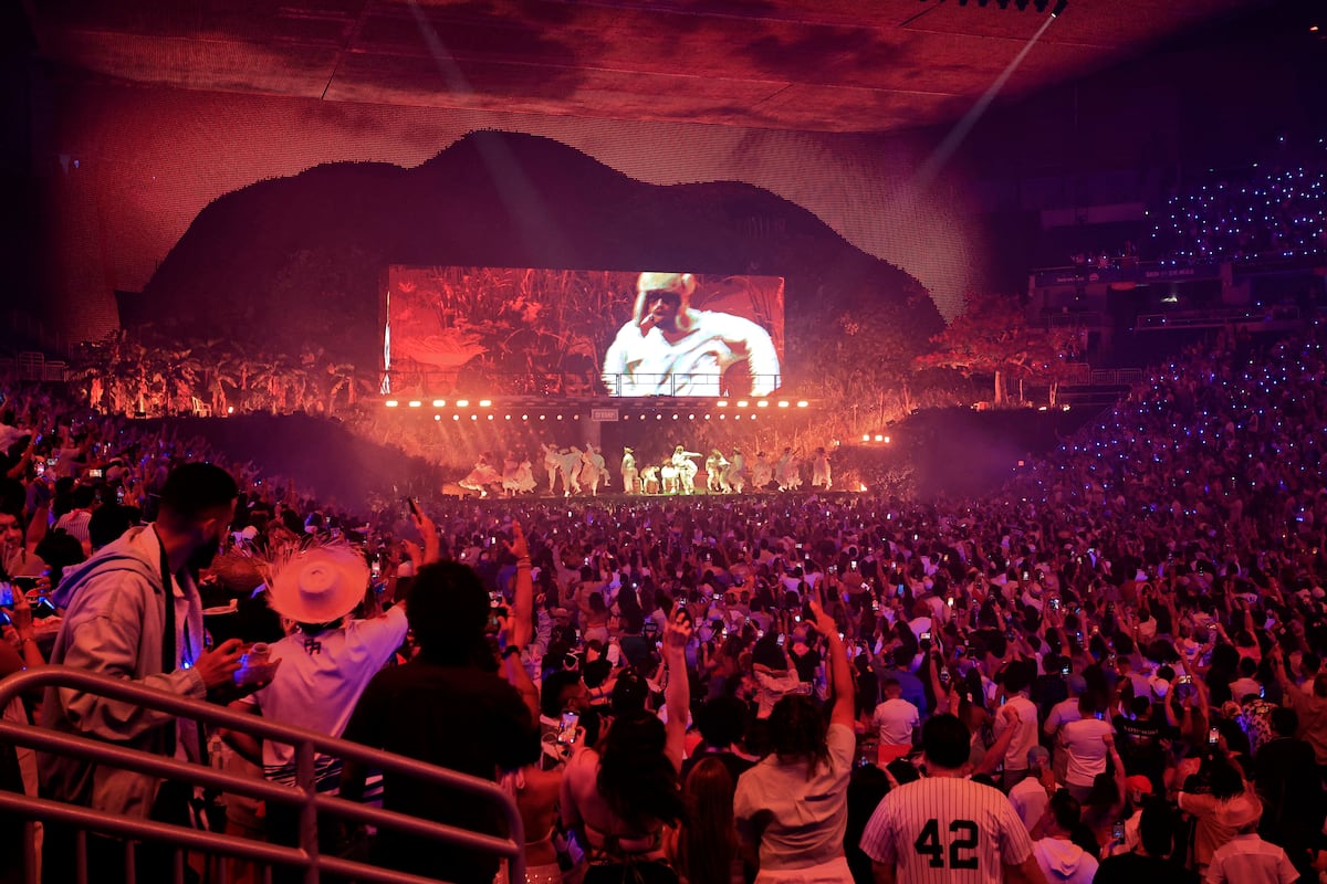 Bad Bunny inicia residencia con oda a sus raíces puertorriqueñas y crítica al colonialismo