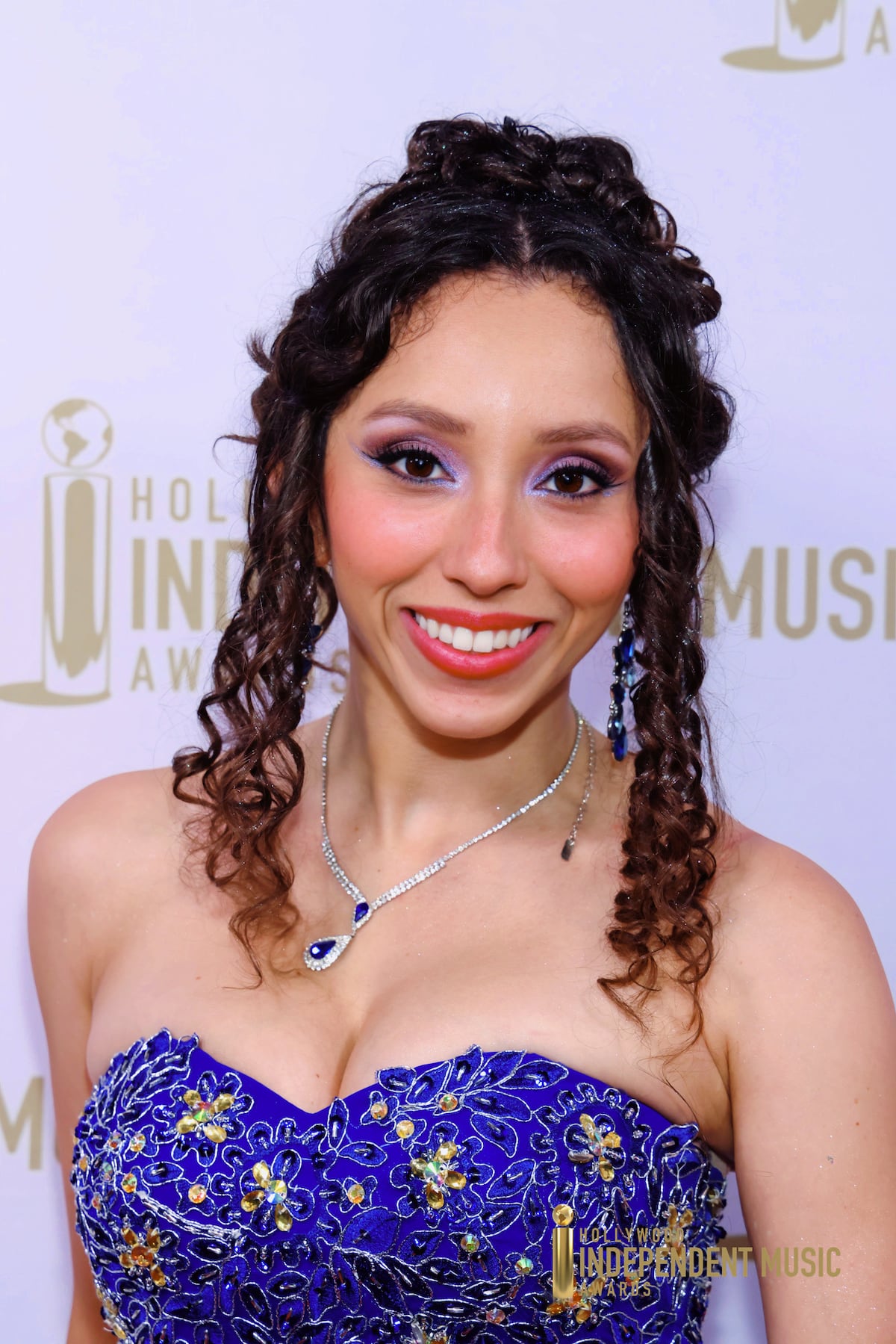 Artista estadounidense-panameña Karina Magallón gana premio en Hollywood Independent Music