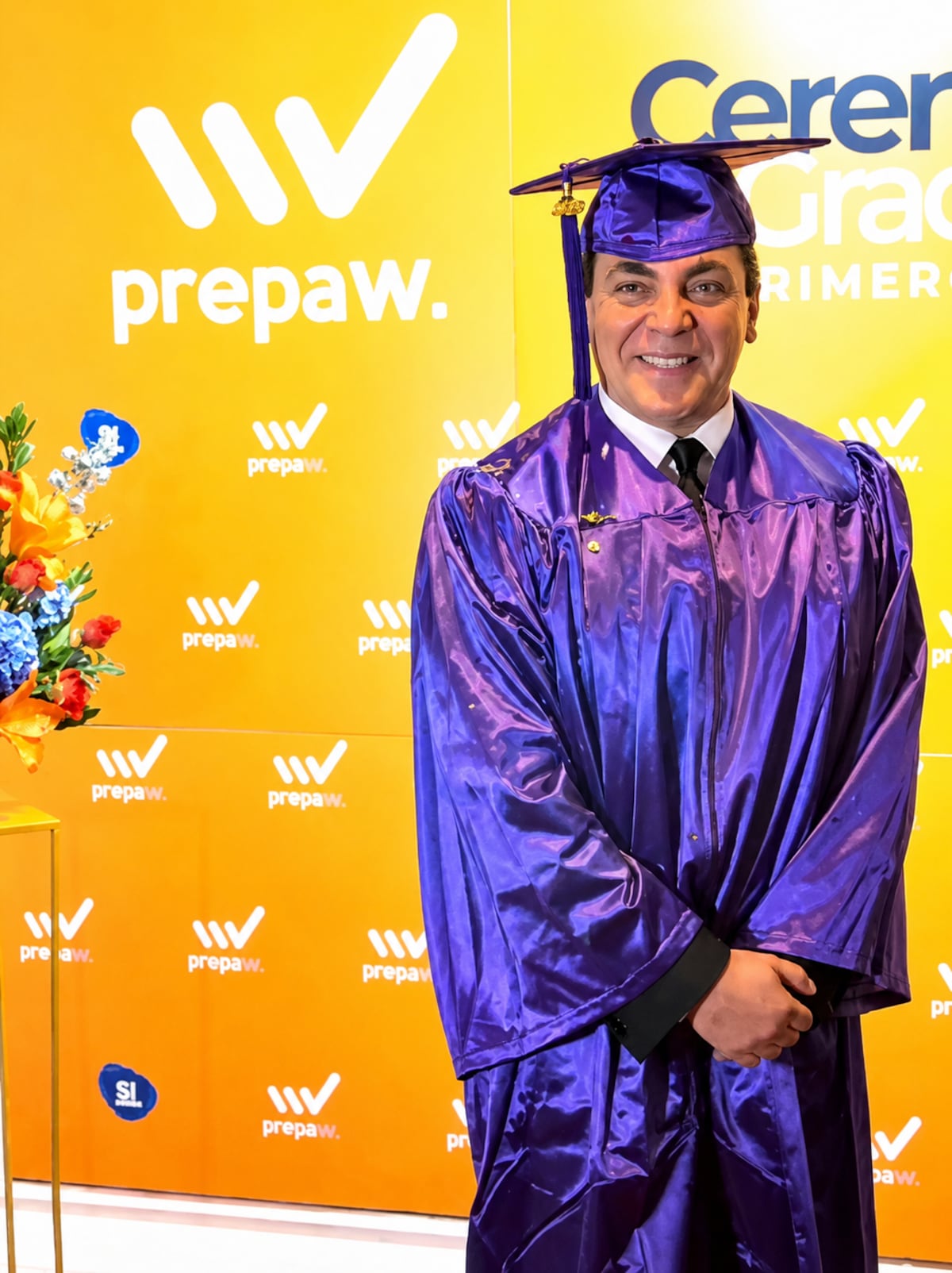 El cantante mexicano Cristian Castro se gradúa del bachillerato a los 51 años