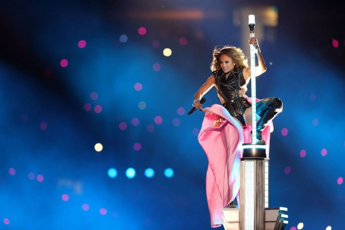 Los tres vestuarios de Versace que lució Jennifer López en el Super Bowl