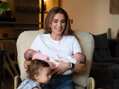 La reina Rania de Jordania celebra su cumpleaños con sus 4 nietas