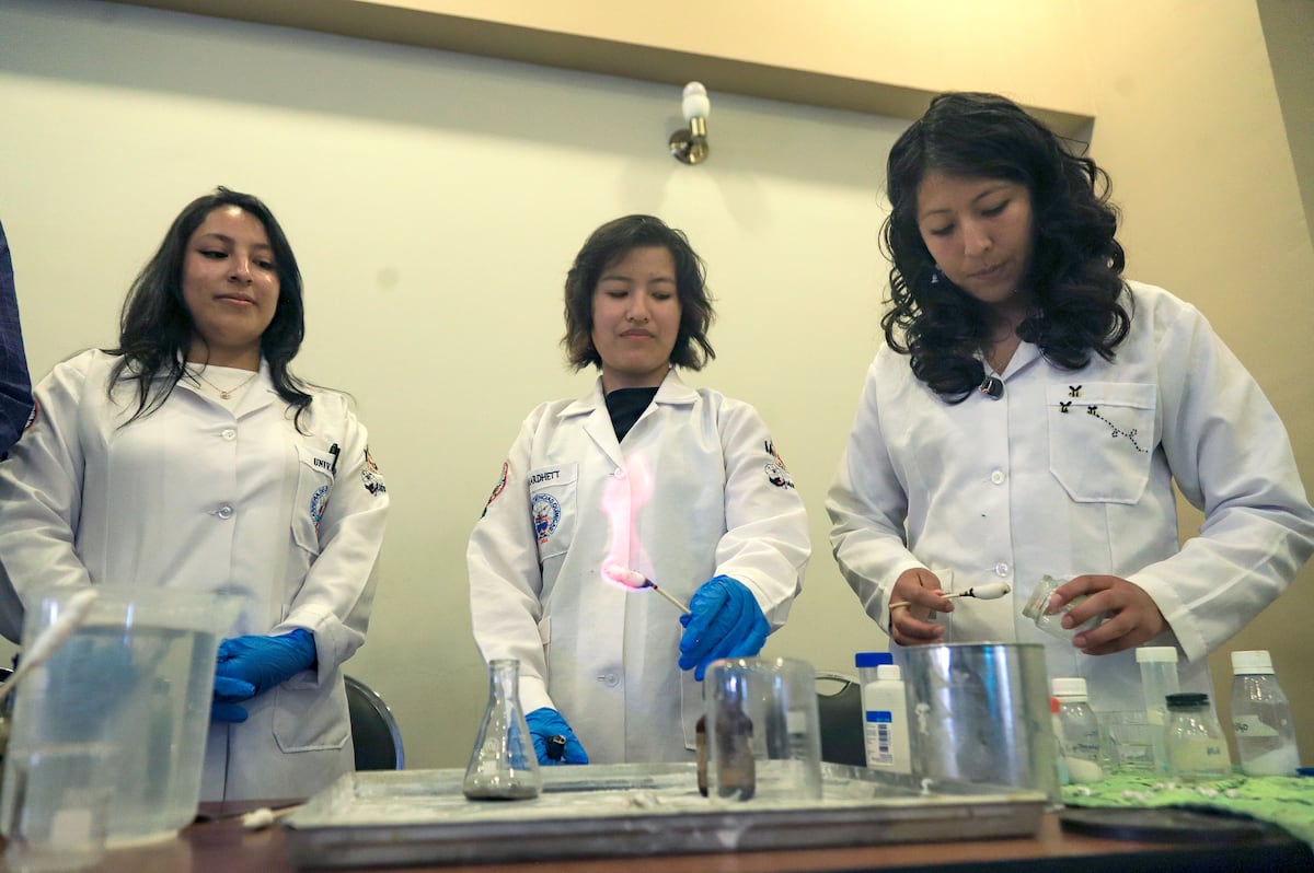 Mujeres bolivianas desafían los estereotipos y promueven su protagonismo en la ciencia