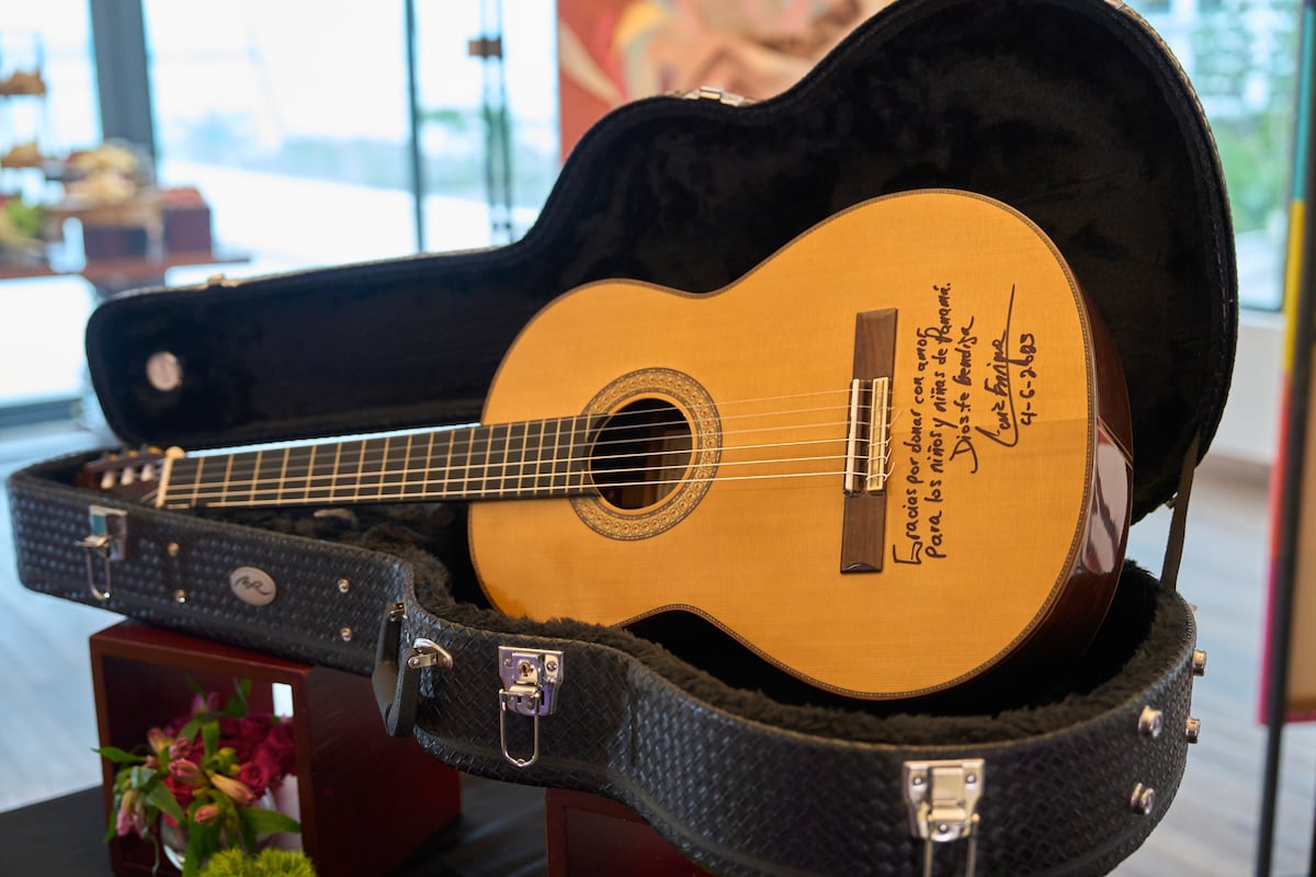 Omar Alfanno y Luis Enrique se unieron en el escenario a favor de la niñez en Panamá