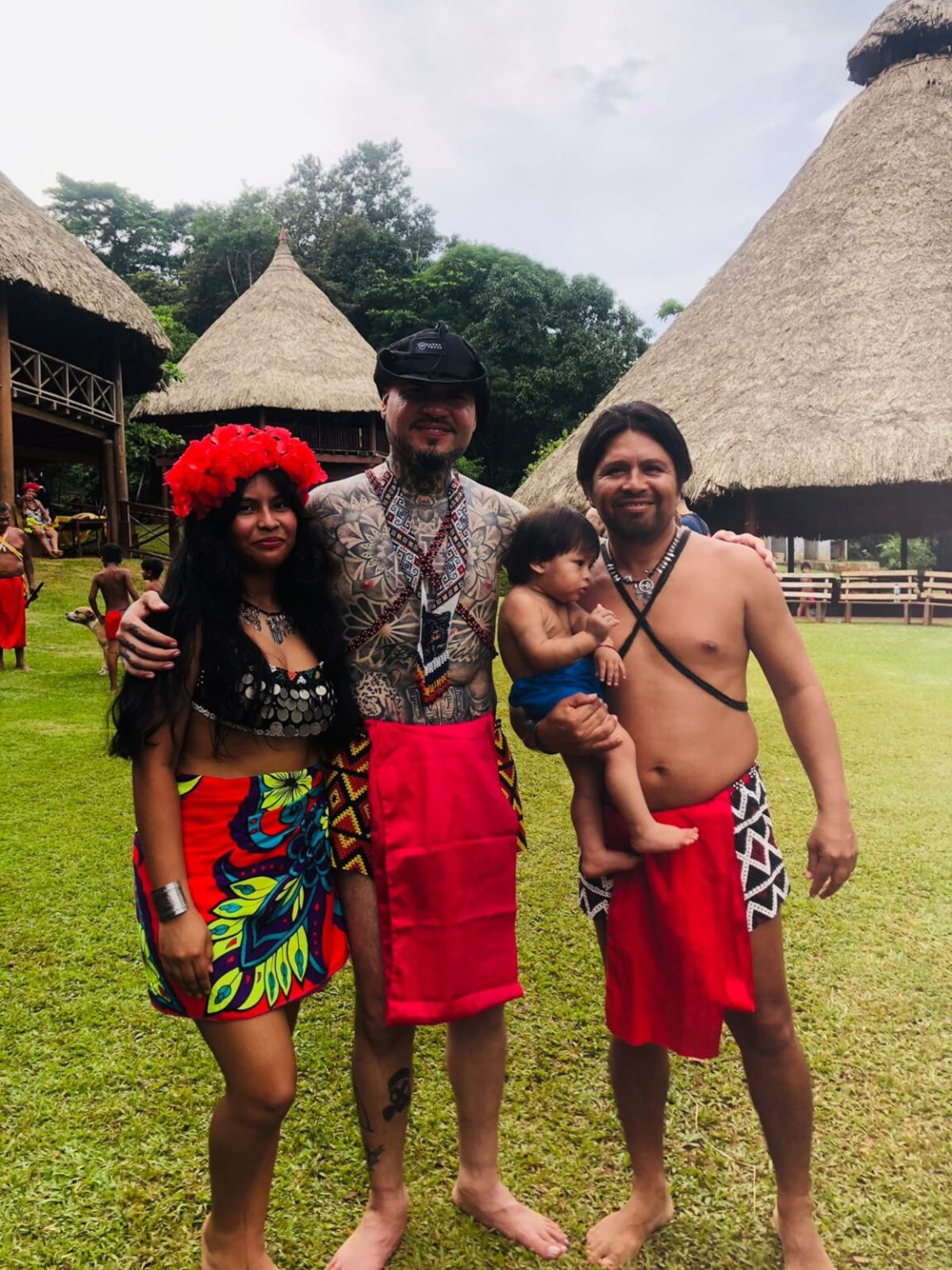 Farruko y su ‘look’ inspirado en la cultura Emberá, diseñado con IA, para presentar en Panamá su álbum Manda la Plena MOH