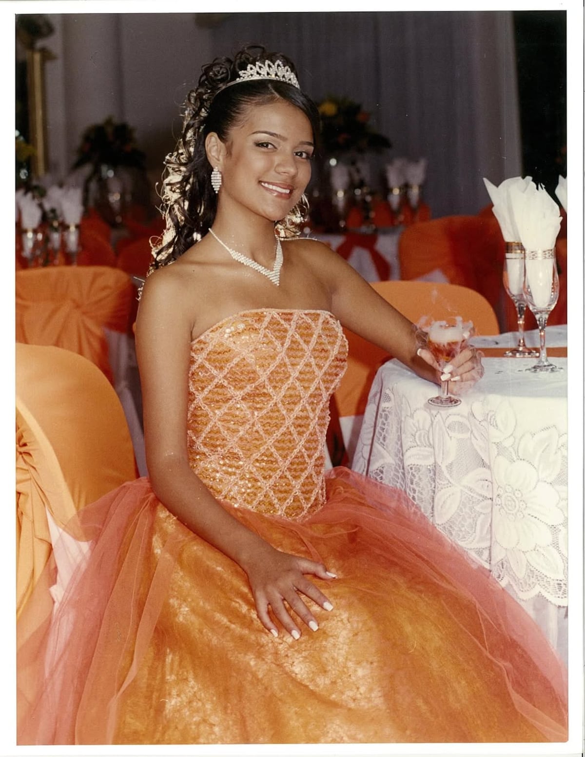 Con estas fotografías, la cantante Karol G revive su fiesta de 15 años