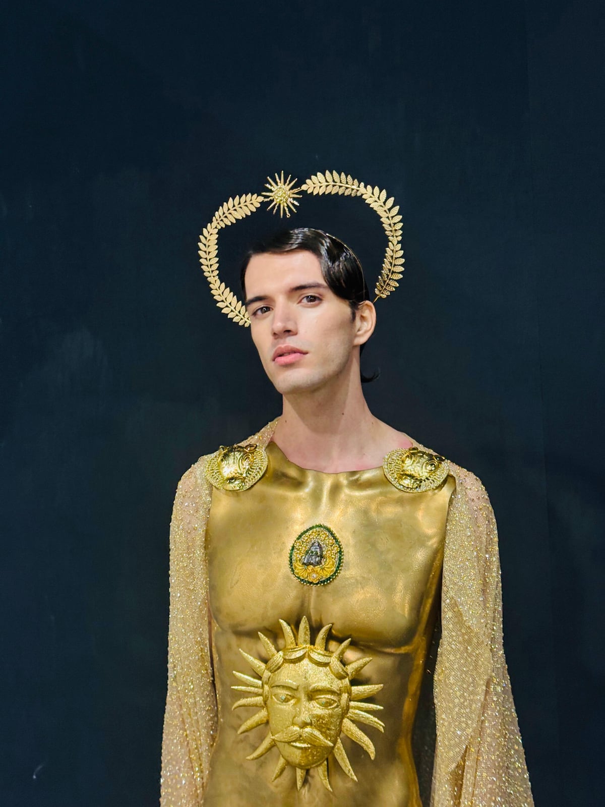 Con un meteorito de cinco mil años en el pecho: así modeló Kevin Fashioned en Dubai Fashion Week