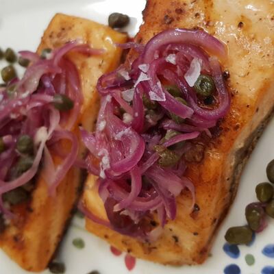Salmón sofrito con cebolla y alcaparras