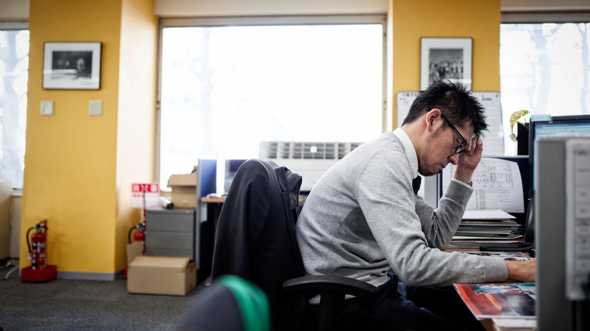 ¿Se puede gobernar un país durmiendo solo 3 horas? El debate sobre la cultura laboral de Japón que desató la rutina de sueño de la primera ministra