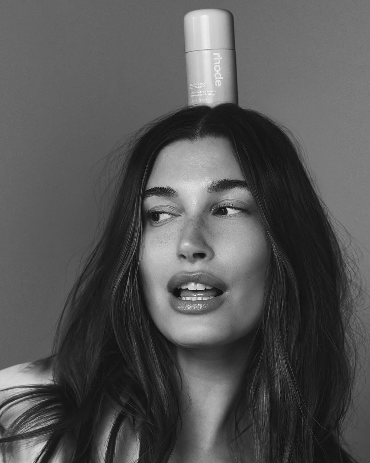 La modelo Hailey Bieber vende su marca de belleza por un acuerdo del mil millones de dólares