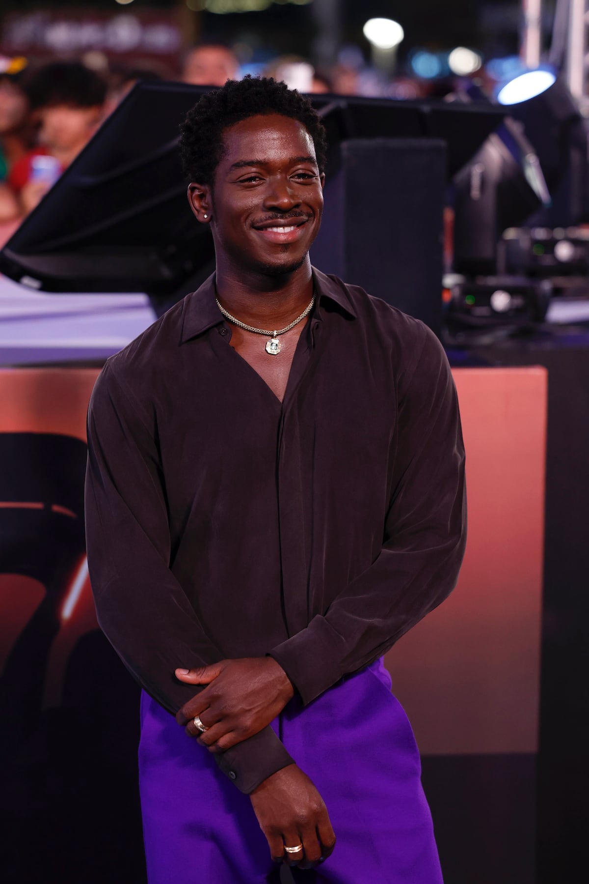 Rapado y vestido de lila, las fotos de Brad Pitt en México para presentar la película ‘F1′