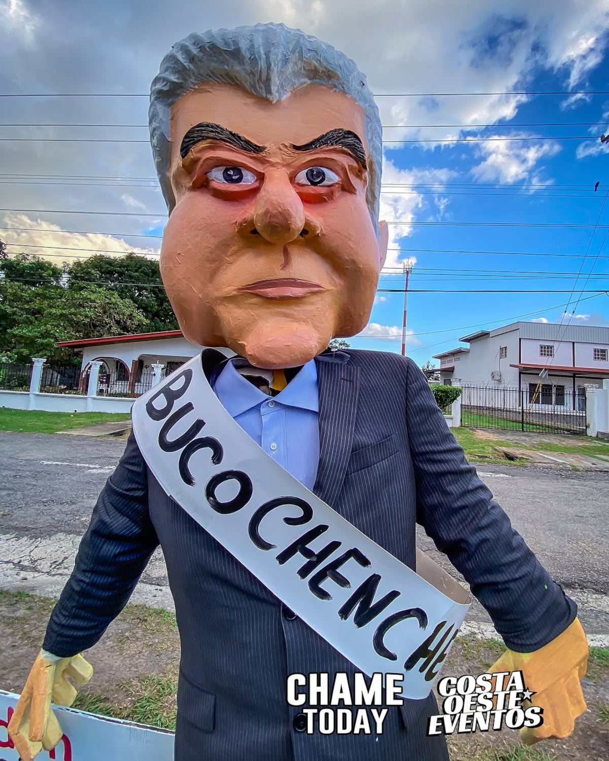 Mayer Mizrachi (y su perrita Tina montada en un Tesla), Atheyna Bylon y otros muñecos de fin de año en Panamá