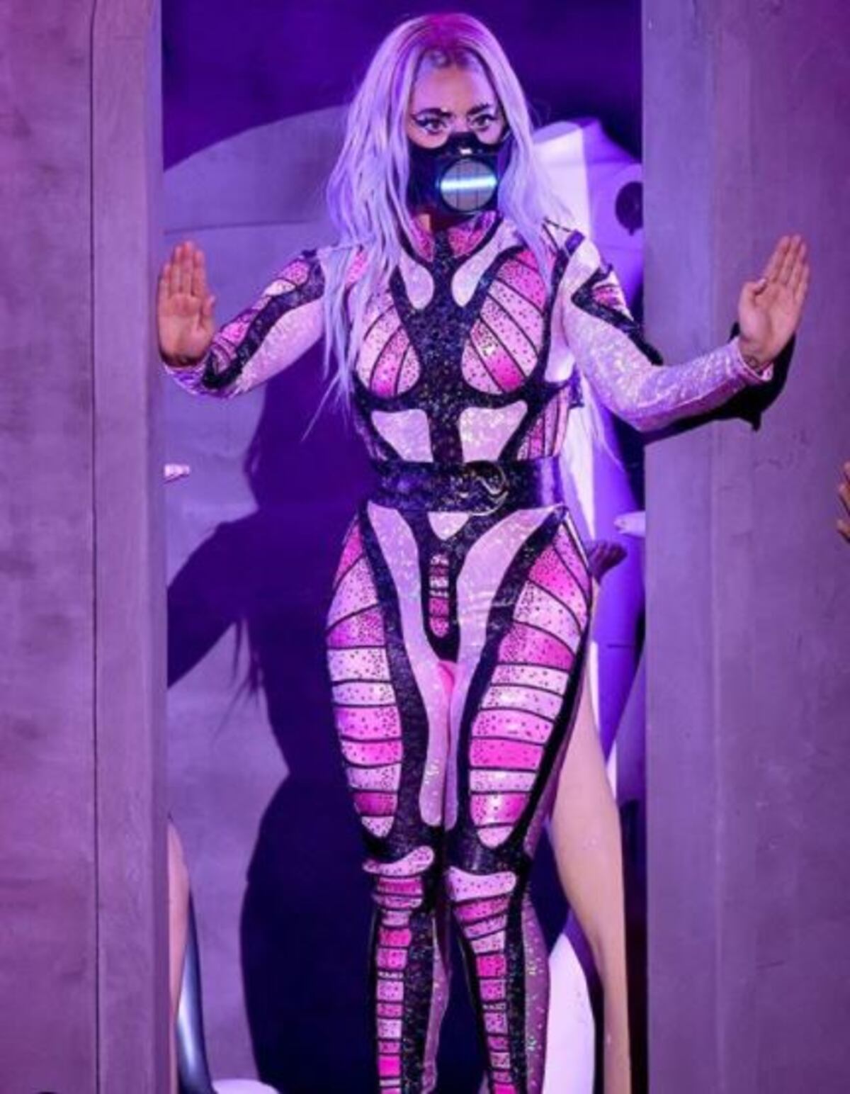 Los 9 atuendos y 6 mascarillas de Lady Gaga en los VMAs