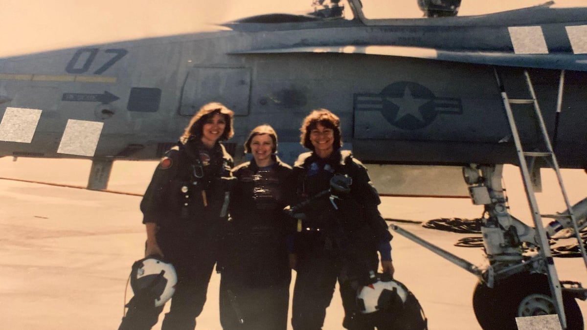"Nervios de acero": Tammie Jo Shults, la piloto de combate que salvó la vida de 148 pasajeros
