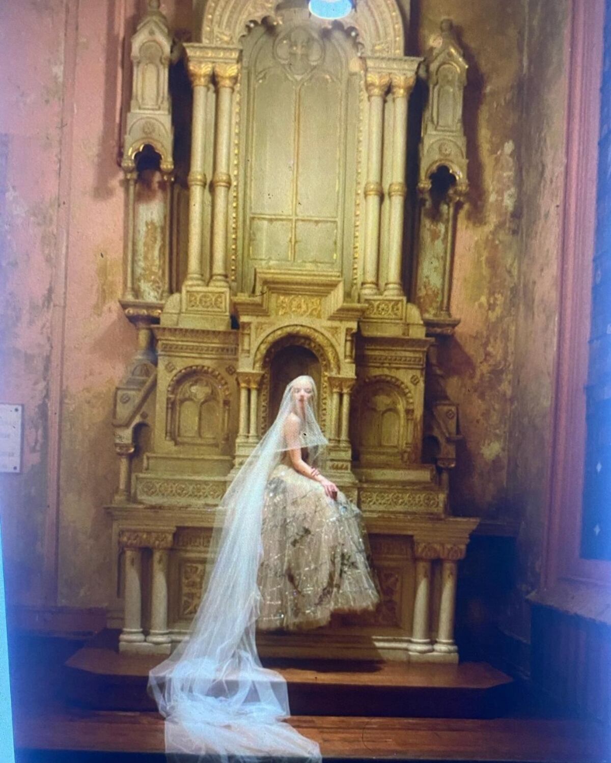 La actriz Anya Taylor-Joy revela fotos nunca antes vistas de su boda