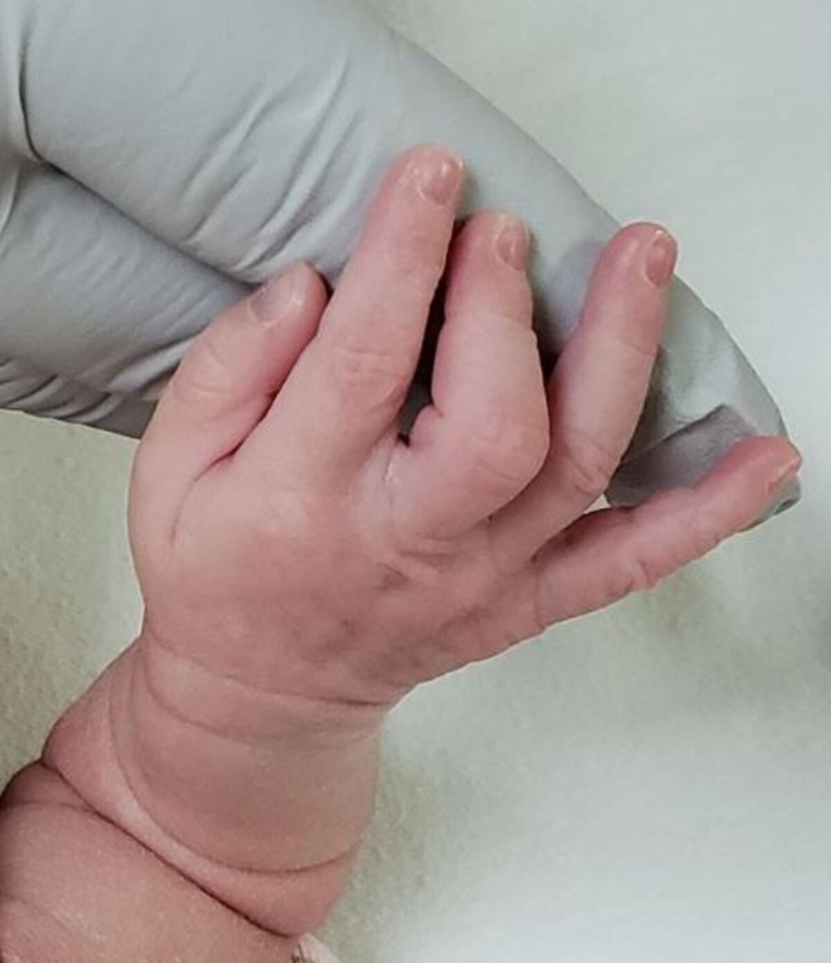 La presentadora Kathy Phillips ya es mamá