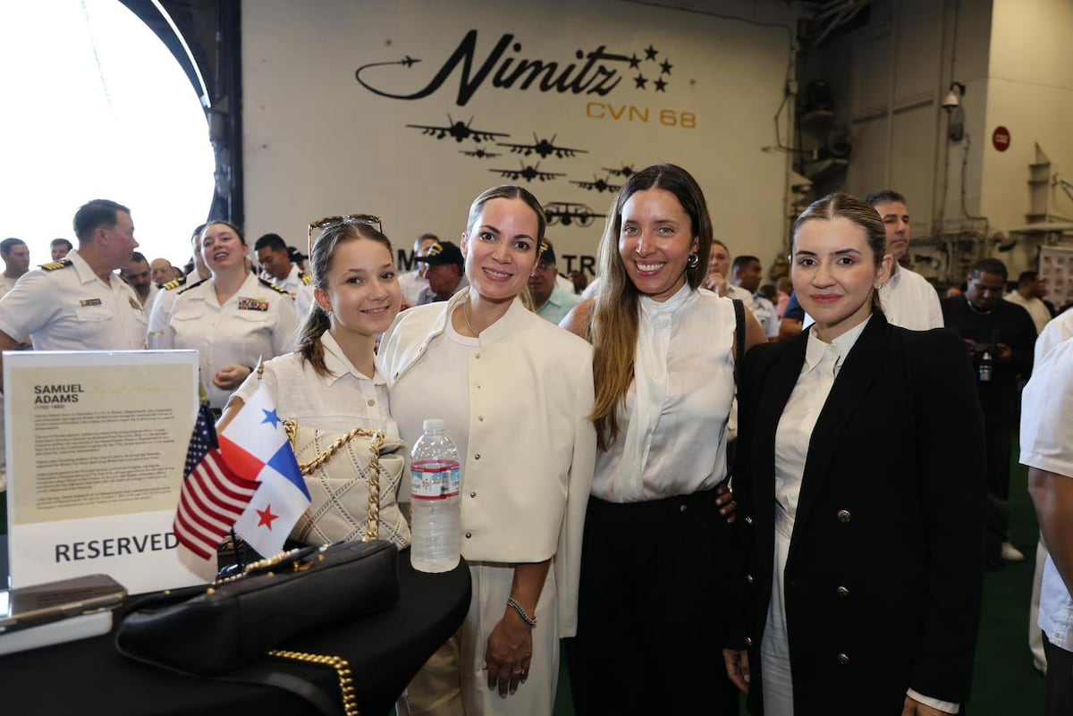 El embajador Kevin Cabrera y su esposa Andrea Altamirano-Duque en la recepción diplomática a bordo del USS Nimitz