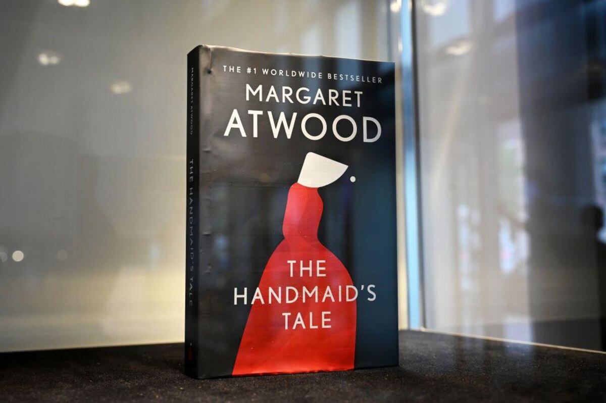 La sátira con la que la escritora Margaret Atwood responde a la prohibición de leer en escuelas de Canadá su famosa obra “El cuento de la criada”