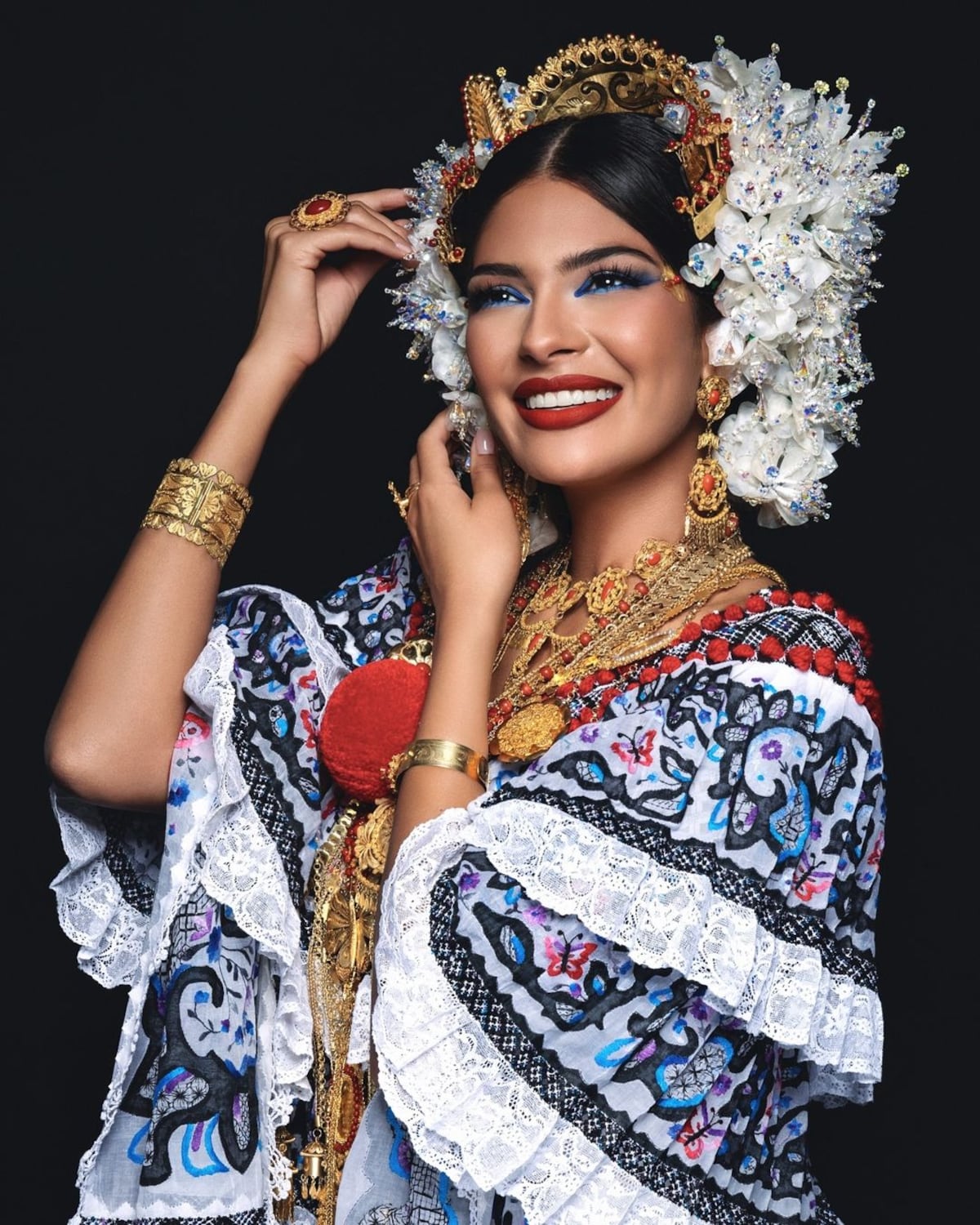 Una Miss Universo empollerada: las fotos oficiales Sheynnis Palacios y Natasha Vargas luciendo polleras de gala