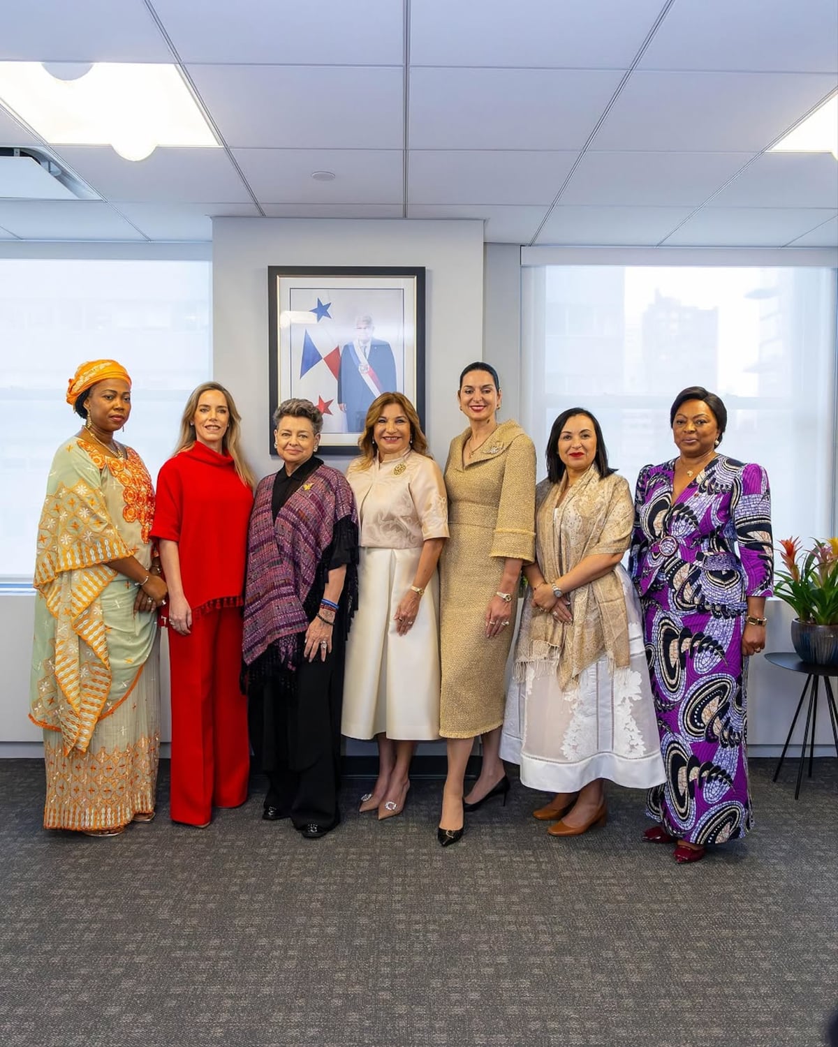 La primera dama Maricel de Mulino y su vestido, creado por el arquitecto tableño Carlos Joel Morales, en Nueva York