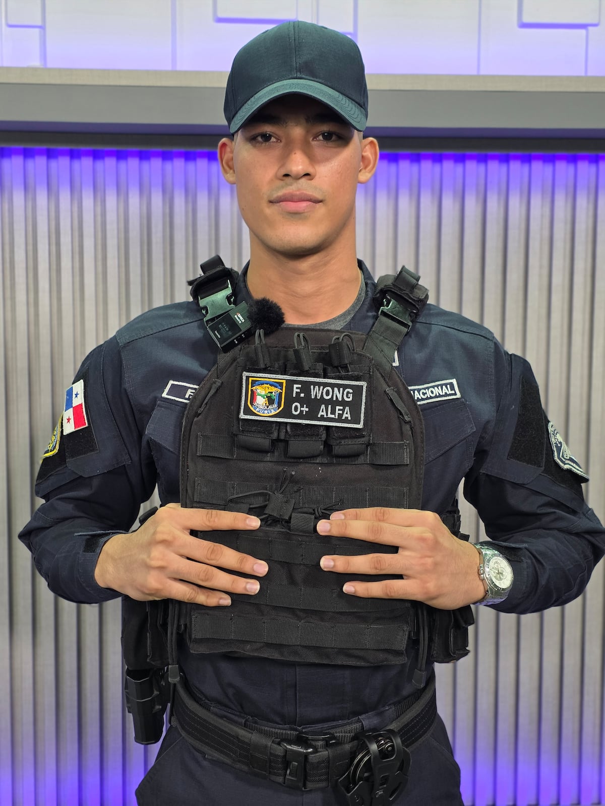 FOTOS: Así recibimos al agente F. Wong de la Policía Nacional en los estudios de ELLAS