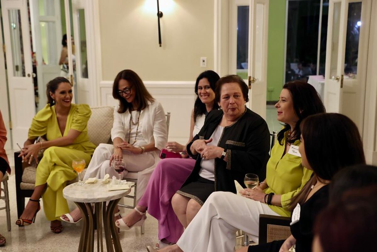 Networking entre mujeres en la residencia de la embajadora de Estados Unidos