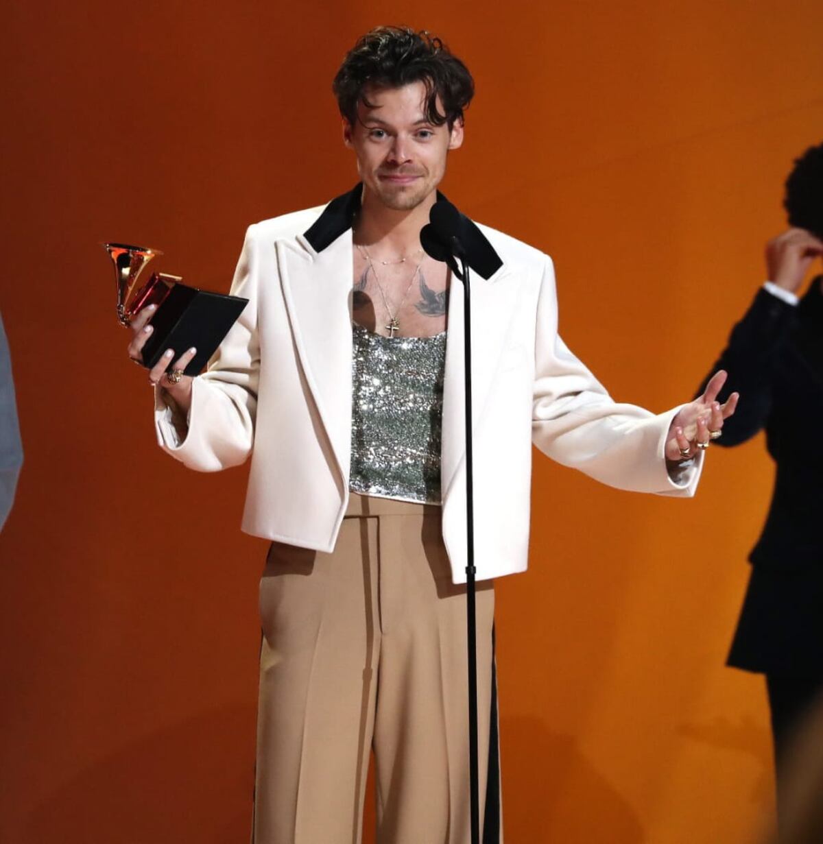 Los tres looks de Harry Styles en los premios Grammy 2023