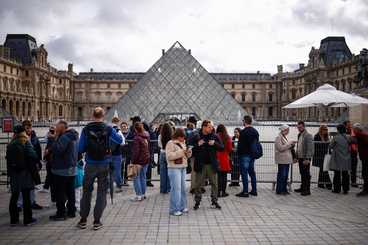 Robo histórico en Francia: sustraen 8 joyas del Museo del Louvre