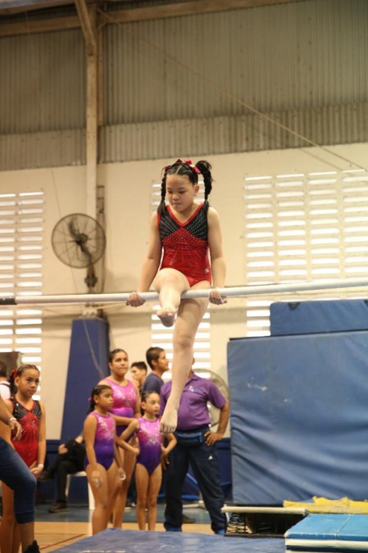 Saltos y piruetas en el festival de gimnasia de Panamá
